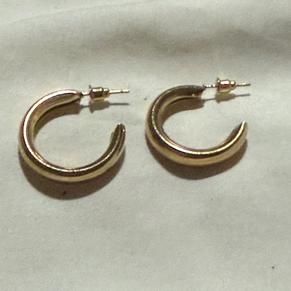 Elegant Gold Hoop Earrings - Picture 3 of 3